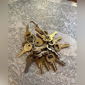 Rare Vintage Authentic LOUIS VUITTON Lock Keys
Ask me. Can check numbers 4U 💖
